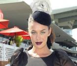 Megan Gale attend la course hippique de David Jones à l'hippodrome de Randwick à Sydney le 11 avril 2010