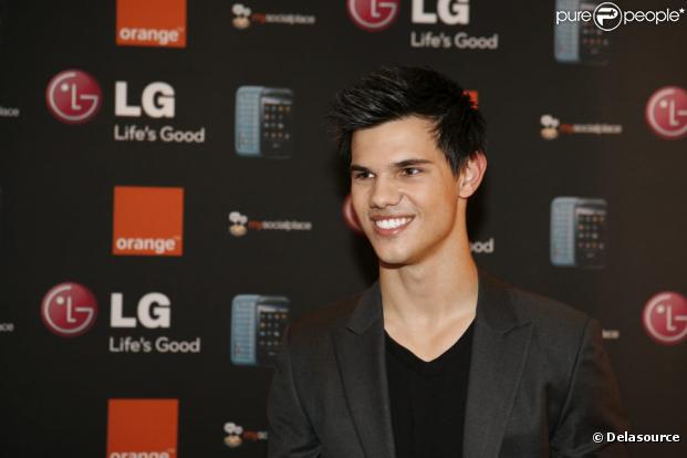 Taylor Lautner lors de la soirée Ambassadeur de star à Paris le 8 avril 2010