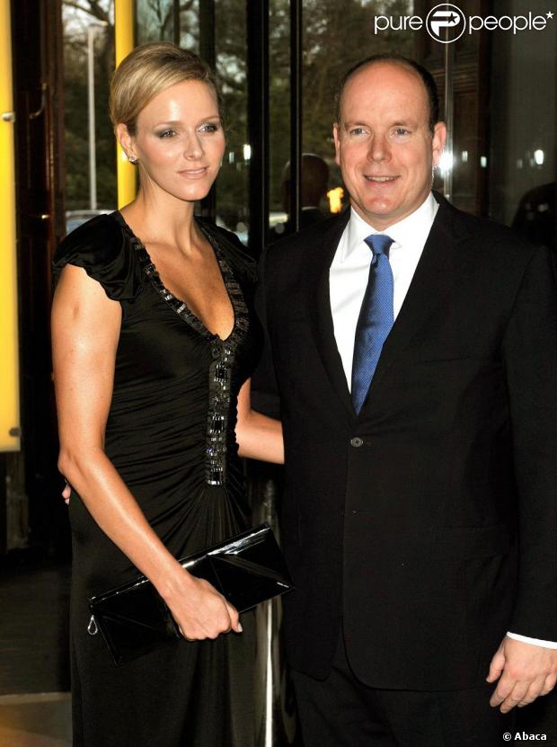Le prince Albert et Charlene accueillent les invités à l'entrée de l'exposition privée Grace Kelly : Style Icon, le 15/04/2010.