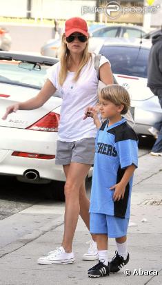 Reese Witherspoon et son petit-ami Jim Toth font du shopping avec ses enfants Ava et Deacon à Los Angeles le 17 avril 2010