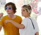 Pixie Geldof embrasse un jeune homme lors du deuxième jour du Festival Coachella en Californie le 17 avril 2010 
