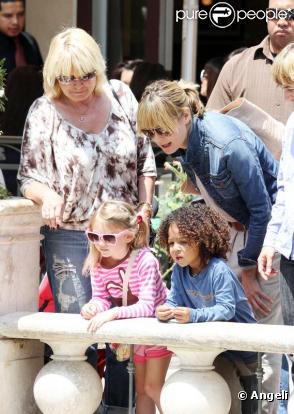 Heidi Klum et ses enfants sont allés faire quelques course à The Grove à Los Angeles. Le 18 avril 2010