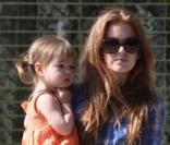 L'actrice australienne Isla Fisher et sa fille Olive 