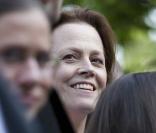 Barack Obama prend la parole pour la journée de la Terre dans les jardins de la Maison Blanche devant Sigourney Weaver, le 22 avril 2010 ! 