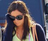 Ashley Tisdale se promène dans les rues de la capitale californienne, vendredi 23 avril, lunettes fumées  oversize sur le nez...
