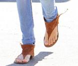 Ashley Tisdale se promène dans les rues de la capitale californienne, vendredi 23 avril, lunettes fumées  oversize sur le nez...