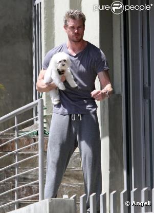 Eric Dane et son chien à Los Angeles, le 24 avril 2010