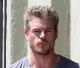 Eric Dane et son chien à Los Angeles, le 24 avril 2010