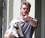 Eric Dane et son chien à Los Angeles, le 24 avril 2010