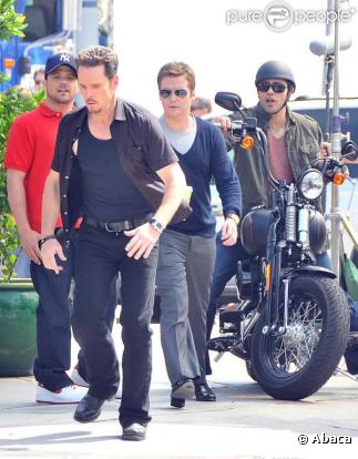 Adrian Grenier sur le tournage de la série Entourage à Beverly Hills, aux côtés de Kevin Dillon, Kevin Connolly et Jerry Ferrara