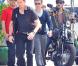 Adrian Grenier sur le tournage de la série Entourage à Beverly Hills, aux côtés de Kevin Dillon, Kevin Connolly et Jerry Ferrara