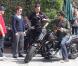 Adrian Grenier sur le tournage de la série Entourage à Beverly Hills, aux côtés de Kevin Dillon, Kevin Connolly et Jerry Ferrara