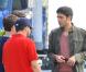 Adrian Grenier sur le tournage de la série Entourage à Beverly Hills, aux côtés de Kevin Dillon, Kevin Connolly et Jerry Ferrara