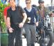 Adrian Grenier sur le tournage de la série Entourage à Beverly Hills, aux côtés de Kevin Dillon, Kevin Connolly et Jerry Ferrara