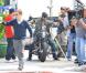 Adrian Grenier sur le tournage de la série Entourage à Beverly Hills, aux côtés de Kevin Dillon, Kevin Connolly et Jerry Ferrara