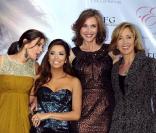 Teri Hatcher, Felicity Huffman et Brenda Strong entourent la belle Eva Longoria lors de la soirée de lancement du parfum Eva signée Eva Longoria dans son restaurant le Beso à Los Angeles le 27 avril 2010