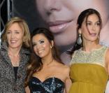 Teri Hatcher et Felicity Huffmanentourent la pétillante Eva Longoria lors de la soirée de lancement du parfum Eva signée Eva Longoria dans son restaurant le Beso à Los Angeles le 27 avril 2010
