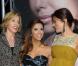 Teri Hatcher et Felicity Huffmanentourent la pétillante Eva Longoria lors de la soirée de lancement du parfum "Eva" signée Eva Longoria dans son restaurant le Beso à Los Angeles le 27 avril 2010