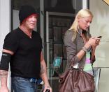 Mickey Rourke et sa petite amie, la sublime Anastassija Makarenko, dans les rues de Los Angeles, le vendredi 23 avril.  