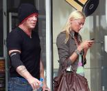 Mickey Rourke et sa petite amie, la sublime Anastassija Makarenko, dans les rues de Los Angeles, le vendredi 23 avril.  