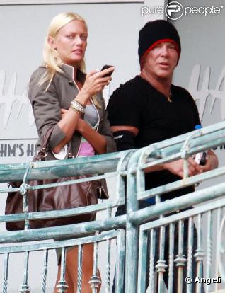 Mickey Rourke et sa petite amie, la sublime Anastassija Makarenko, dans les rues de Los Angeles, le vendredi 23 avril.  
