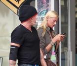 Mickey Rourke et sa petite amie, la sublime Anastassija Makarenko, dans les rues de Los Angeles, le vendredi 23 avril.  