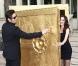 Benicio Del Toro et Caroline Correa posent pour le photocall de la publicité Magnum à Barcelone