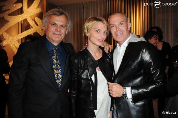 Henri Tullio en compagnie de Jean-Claude Jitrois et sa muse Sarah Marshall lors de l'exposition Feeling de Henri Tullio dans la boutique Montblanc à Paris le 4 mai 2010