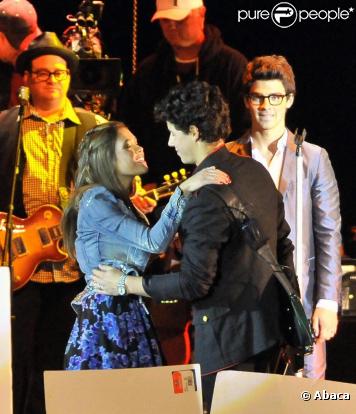 Kevin, Joe et Nick Jonas des Jonas Brothers en plein tournage de leur série Jonas au côté de la ravissante Nicole Anderson sur la plage le 5 mai 2010