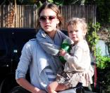 Jessica Alba, Cash Warren et leur fille Honor rendent visite à des amis à Venice Beach le 8 mai 2010