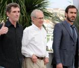Ken Loach et son casting de  Looking for Eric , lors du 62e Festival de Cannes, en mai 2009.  