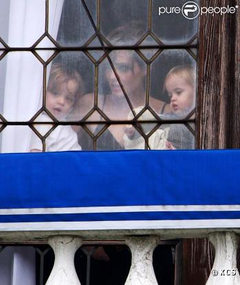 Angelina Jolie et ses jumeaux - Knox Leon et Vivienne Marcheline -, dans leur hôtel de Venise, le 5 avril 2010.