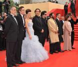 Les membres du jury, Alberto Barbera, Benicio Del Toro, Alexandre Desplat, Victor Erice, Shekhar Kapur, Emmanuel Carrère, Giovanna Mezzogiorno et Tim Burton lors de l'inauguration du 63e festival de Cannes le 12 mai 2010