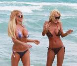 Shauna Sand a trouvé un clone pour l'accompagner à la plage de Miami le 13 mai 2010