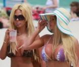 Shauna Sand a trouvé un clone pour l'accompagner à la plage de Miami le 13 mai 2010