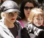 Christina Aguilera sort de son hôtel Mercer avec son fils Max Liron et son fils (pas sur les photos) dans le quartier de Soho à New York le 13 mai 2010