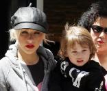 Christina Aguilera sort de son hôtel Mercer avec son fils Max Liron et son fils (pas sur les photos) dans le quartier de Soho à New York le 13 mai 2010
