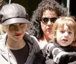 Christina Aguilera sort de son hôtel Mercer avec son fils Max Liron et son fils (pas sur les photos) dans le quartier de Soho à New York le 13 mai 2010