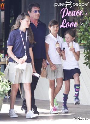 Sylvester Stallone se promène à Beverly Hills avec ses enfants le 12 mai 2010  