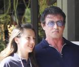 Sylvester Stallone se promène à Beverly Hills avec ses enfants le 12 mai 2010  
