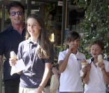 Sylvester Stallone se promène à Beverly Hills avec ses enfants le 12 mai 2010  
