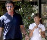 Sylvester Stallone se promène à Beverly Hills avec ses enfants le 12 mai 2010  