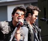 Jonas Brothers : regardez les services de sécurité de leur concert gratuit... totalement dépassés par une foule d'ados en transe !