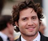 Edgar Ramirez monte les marches, à l'occasion du 63e festival de Cannes. Projection du film Poetry, le 19/05/2010