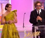 Kristin Scott Thomas, maîtresse de cérémonie, et Tim Burton, président du jury, lors de la clôture du festival de Cannes le 23 mai 2010 