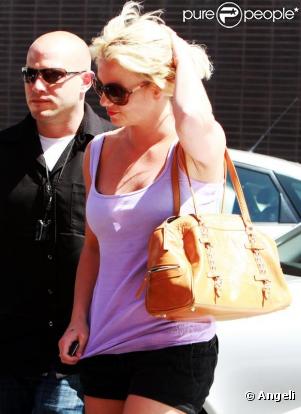 Britney Spears, aperçue mardi 25 mai, dans les rues de Los Angeles, en compagnie de son garde du corps.