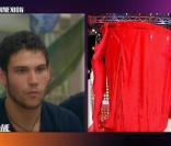 Kevin et sa maman, Ana, ont accepté le dilemme : cette dernière accepte de rentrer pour 24h dans le jeu dans le plus simple appareil... Elle se déshabille derrière le rideau rouge.