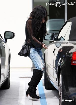 Vanessa Hudgens rejoint sa voiture, garée dans les rues de Los Angeles, en tentant d'échapper aux paparazzis, jeudi 27 mai...