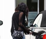 Vanessa Hudgens rejoint sa voiture, garée dans les rues de Los Angeles, en tentant d'échapper aux paparazzis, jeudi 27 mai...