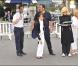 Isabelle Bouysse et Sylvie Vartan lors d'un concours de "pétanque molle" à Neuilly, le 29 mai 2010 
